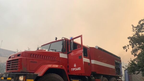 Пожарный автомобиль на тушении пожара на Луганщине