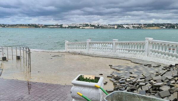 На пляже Хрустальный в Севастополе штормом смыло плитку
