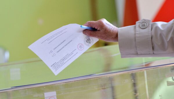 Жительница Польши во время голосования на выборах президента Польши