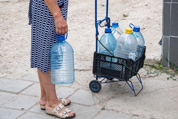 Но это не помогло. В некоторых крымских городах, в том числе и в курортных, введены графики подачи воды. 