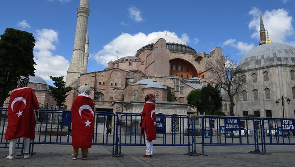 Жители Стамбула с турецкими флагами у собора Святой Софии, который снова стал мечетью