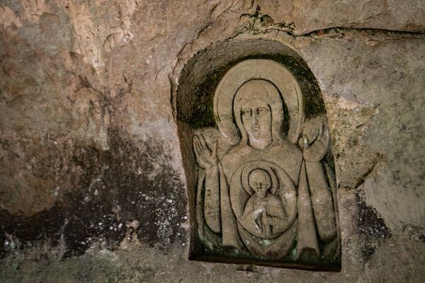 Все пещеры монастыря - искусственные. Они вырыты в VI веке, хотя окончательное оформление православной обители состоялось лишь ХIV столетии. До этого местные пещеры населяли монахи-отшельники. Есть сведения, что поблизости проживали также исихасты – монашествующие, которые берут на себя обет непрестанной Иисусовой молитвы.