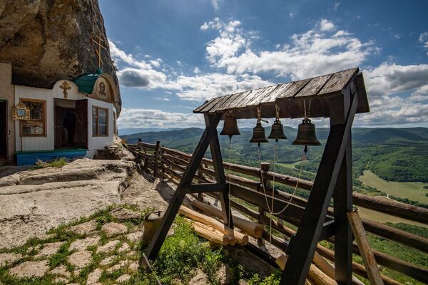 Тут всегда рады туристам и паломникам. В монастыре царит своя, надмирская жизнь, в окружении прекрасных пейзажей горного Крыма, вдали от суеты больших городов. 