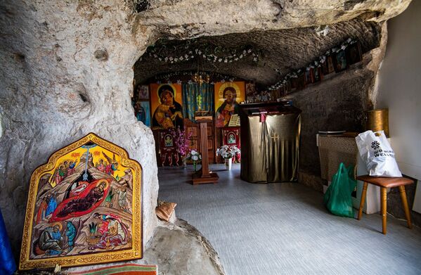  В настоящее время богослужения здесь в пещерном храме проводятся по воскресным и праздничным дням.