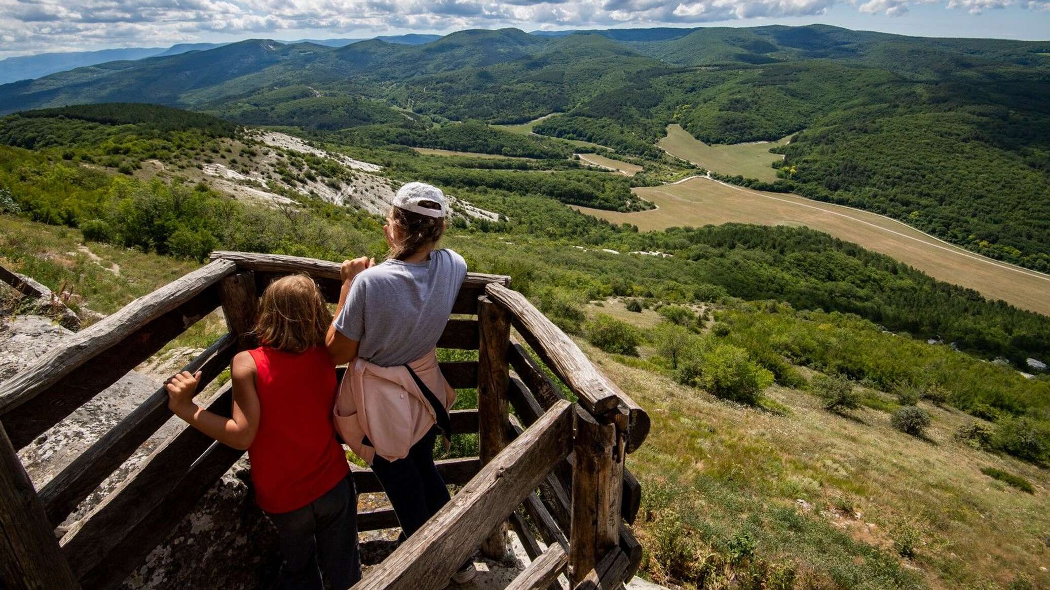 27 ноября крым выходной. Туристы в Крыму. Крым туризм туристы. Экскурсии для детей в Крыму.