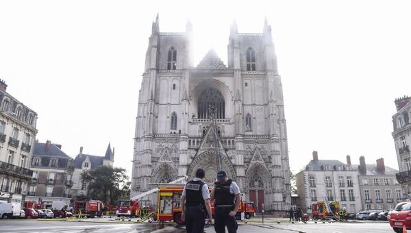 Пожар в кафедральном соборе Петра и Павла во французском городе Нант