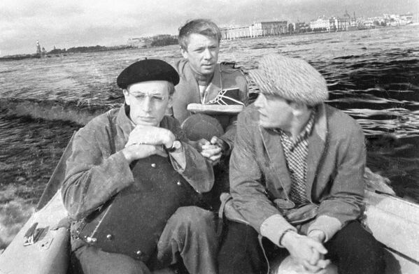 Артисты (справа налево): Василий Лановой в роли Алексея, Олег Анофриев в роли Владика и Василий Ливанов в роли Саши в фильме Коллеги (режиссер Алексей Сахаров) Артисты (справа налево): Василий Лановой в роли Алексея, Олег Анофриев в роли Владика и Василий Ливанов в роли Саши в фильме Коллеги (режиссер Алексей Сахаров)