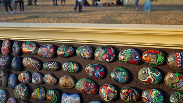 Магниты из гальки с рисунками рыбок на пляже в Феодосии, где проходит фестиваль рыбной кухни Барабулька. Архивное фото