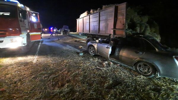 В Крыму Lada врезалась в прицеп трактора: водитель серьезно пострадал