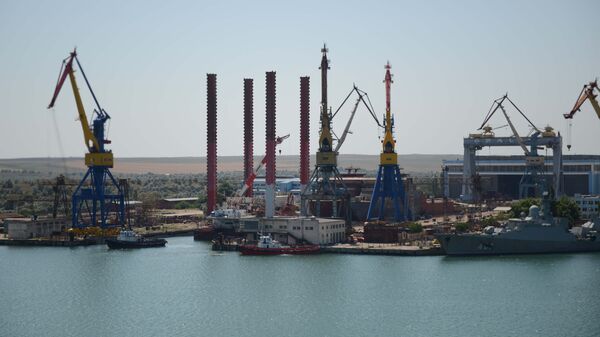 Вид на судостроительный завод Залив в Керчи 