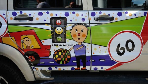 В Евпатории дети раскрасили автомобиль ГИБДД – фото