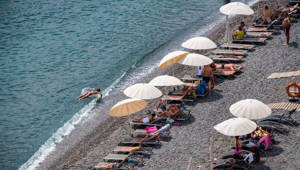 Шезлонги на пляже отеля Море частично сделаны из переработанного пластика