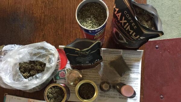 В Крыму мужчина расфасовал килограмм марихуаны по кофейным банкам
