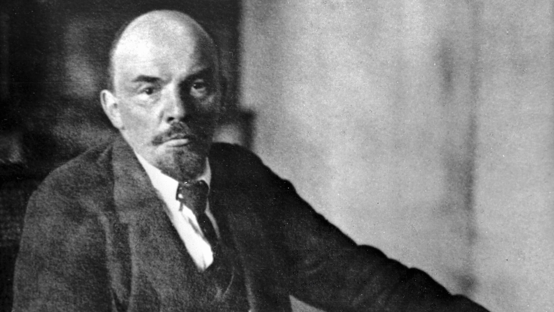 В. И. Ленин в своем рабочем кабинете в Кремле. Архивное офто - РИА Новости, 1920, 21.07.2020