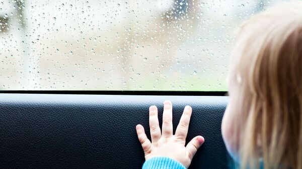 Девочка в машине смотрит в окно