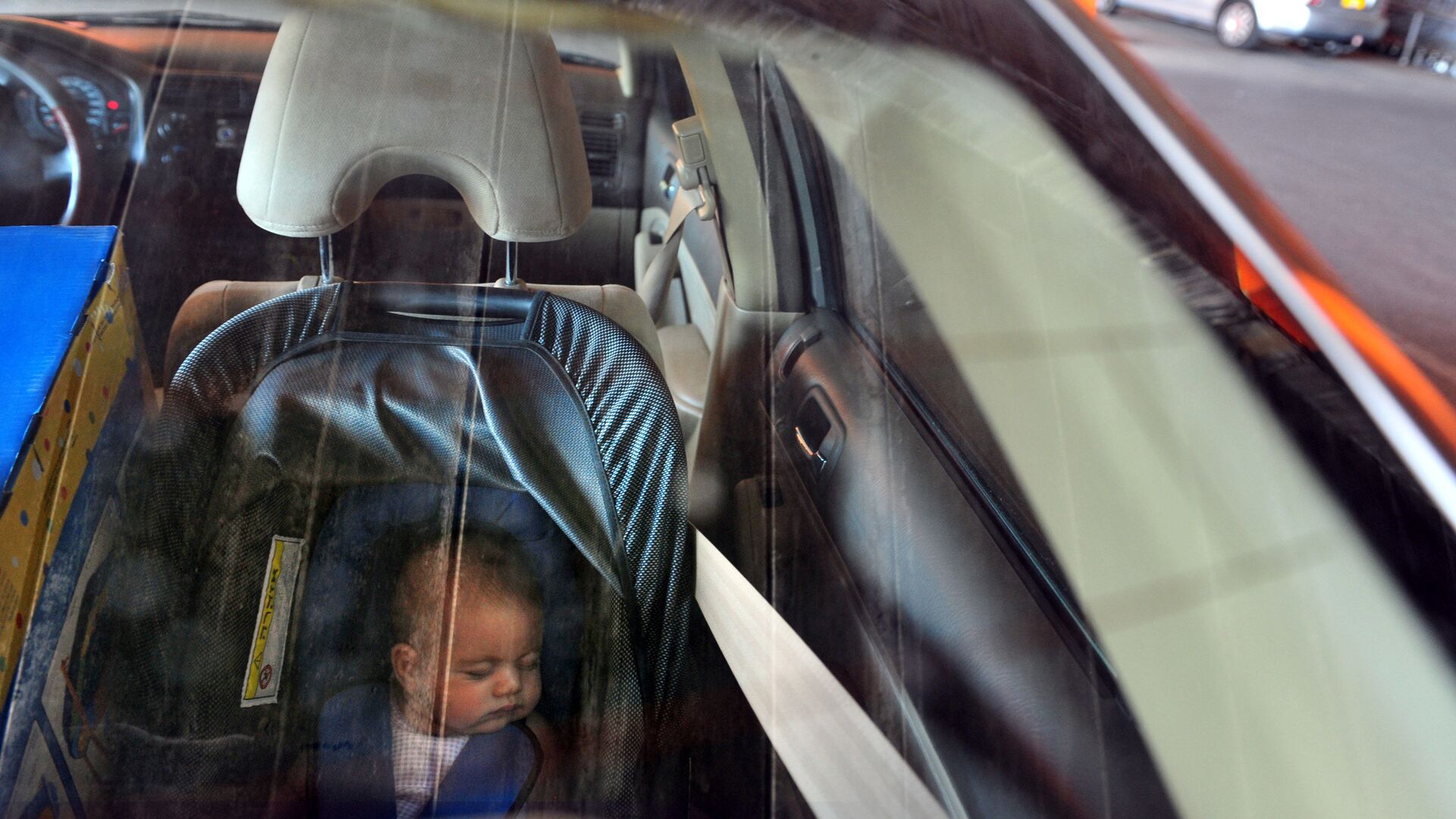 Cпящий ребенок в автомобильном кресле в машине - РИА Новости, 1920, 20.09.2022