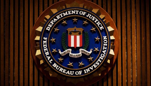 Эмблема Федерального бюро расследований (ФБР)  3 августа 2007 года на здании центрального офиса ФБР в Вашингтоне, округ Колумбия.