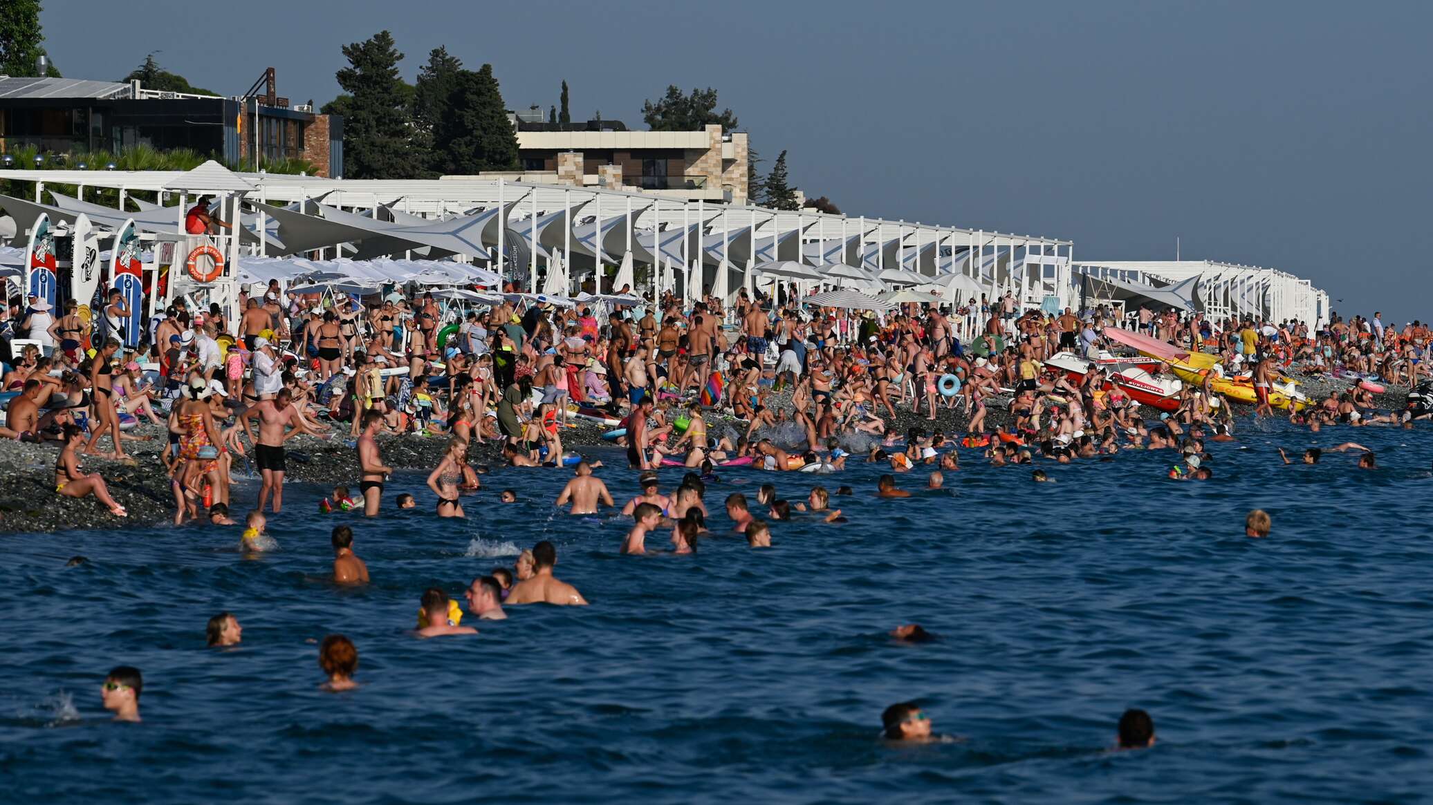 Ехать ли на море в этом году. Пляжи Сочи 2022. Пляж в Сочи 2022 переполнен август 2022. Переполненные пляжи Сочи. Много людей на пляже.