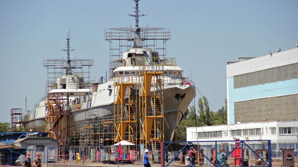 Строящиеся малые ракетные корабли Циклон и Аскольд на стапелях судостроительного завода Залив в Керчи