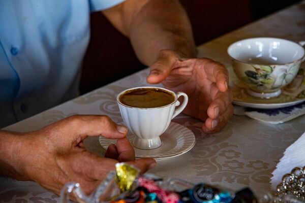 Кофе традиционно варят в турках и подают со сладостями и орехами.