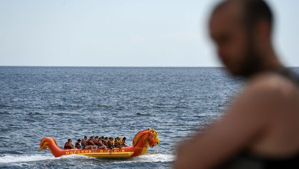 Отдыхающие катаются на банане в Крыму