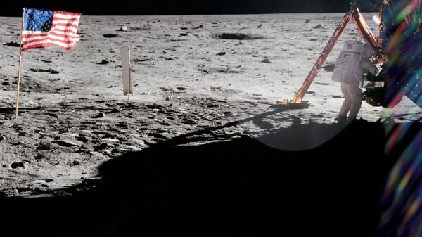 20 июля 1969 года. Командир Аполлона-11 Нил Армстронг работает около лунного модуля