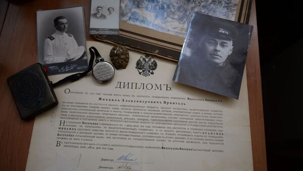 Личные вещи и фотографии Михаила Врангеля, которая передала в музей его дочь