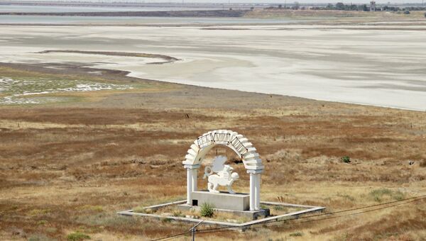 Монумент с символом Республики Крым возле пункте пропуска Джанкой на границе России и Украины