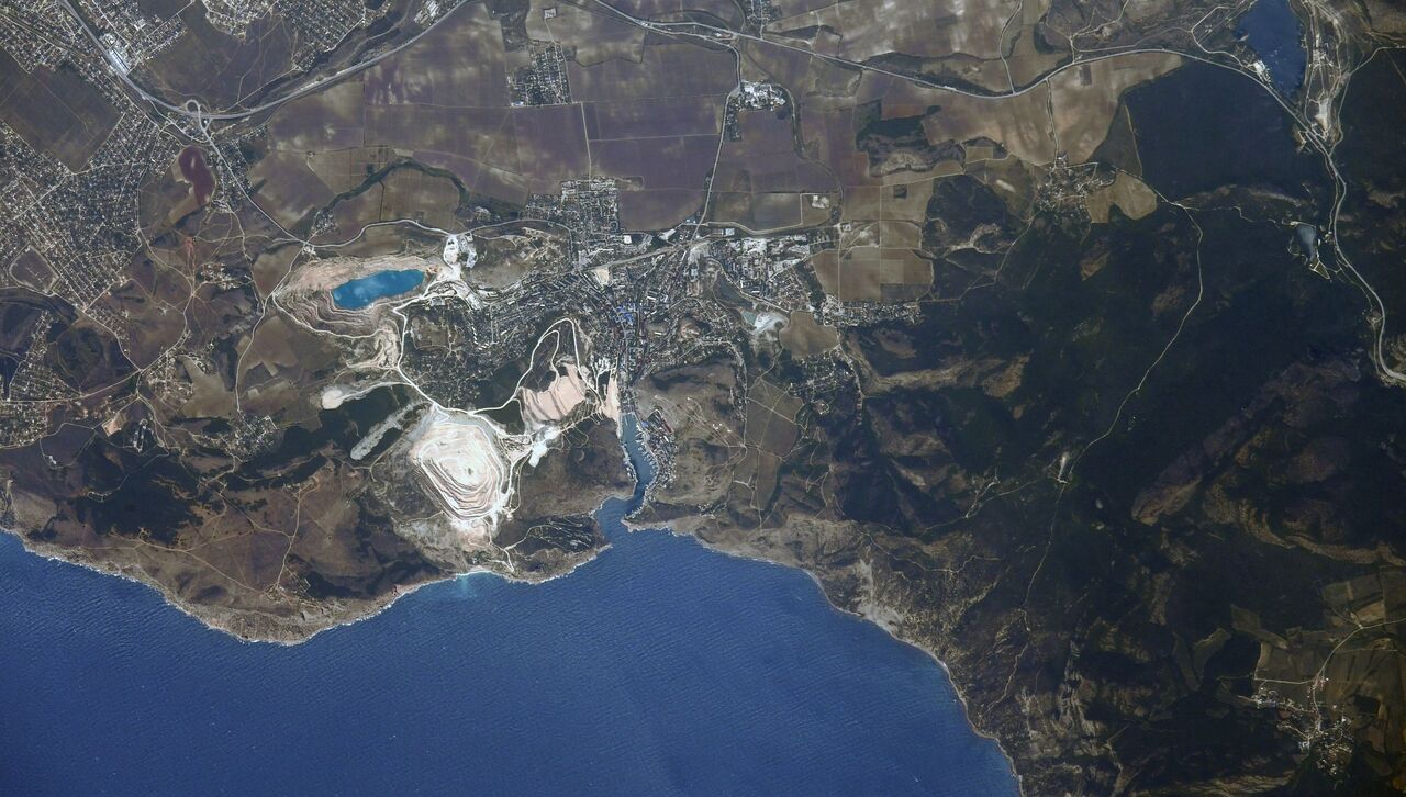 Крымский полуостров со спутника. Бухты севастополь спутник. Гаити вид с космоса. Спутниковая карта в реальном времени крыма 2024. Крымский полуостров со спутника.