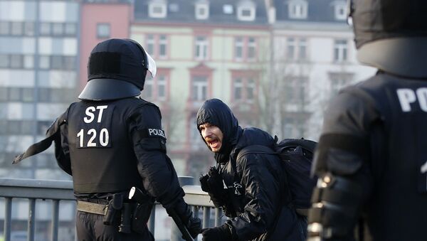 Акция протеста по случаю открытия во Франфурте-на-Майне нового офиса ЕЦБ