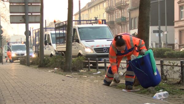 Мусор и разбитые стекла: во Франкфурте расчищали улицы после погромов