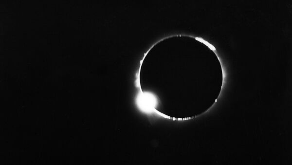 Бриллиантовое солнечное кольцо, полученное фотографированием при полном затмении Солнца