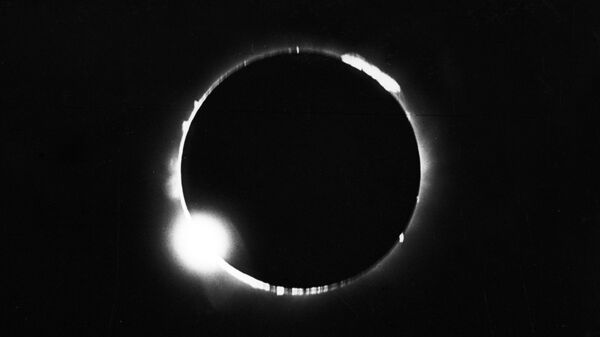 Бриллиантовое солнечное кольцо, полученное фотографированием при полном затмении Солнца Бриллиантовое солнечное кольцо, полученное фотографированием при полном затмении Солнца