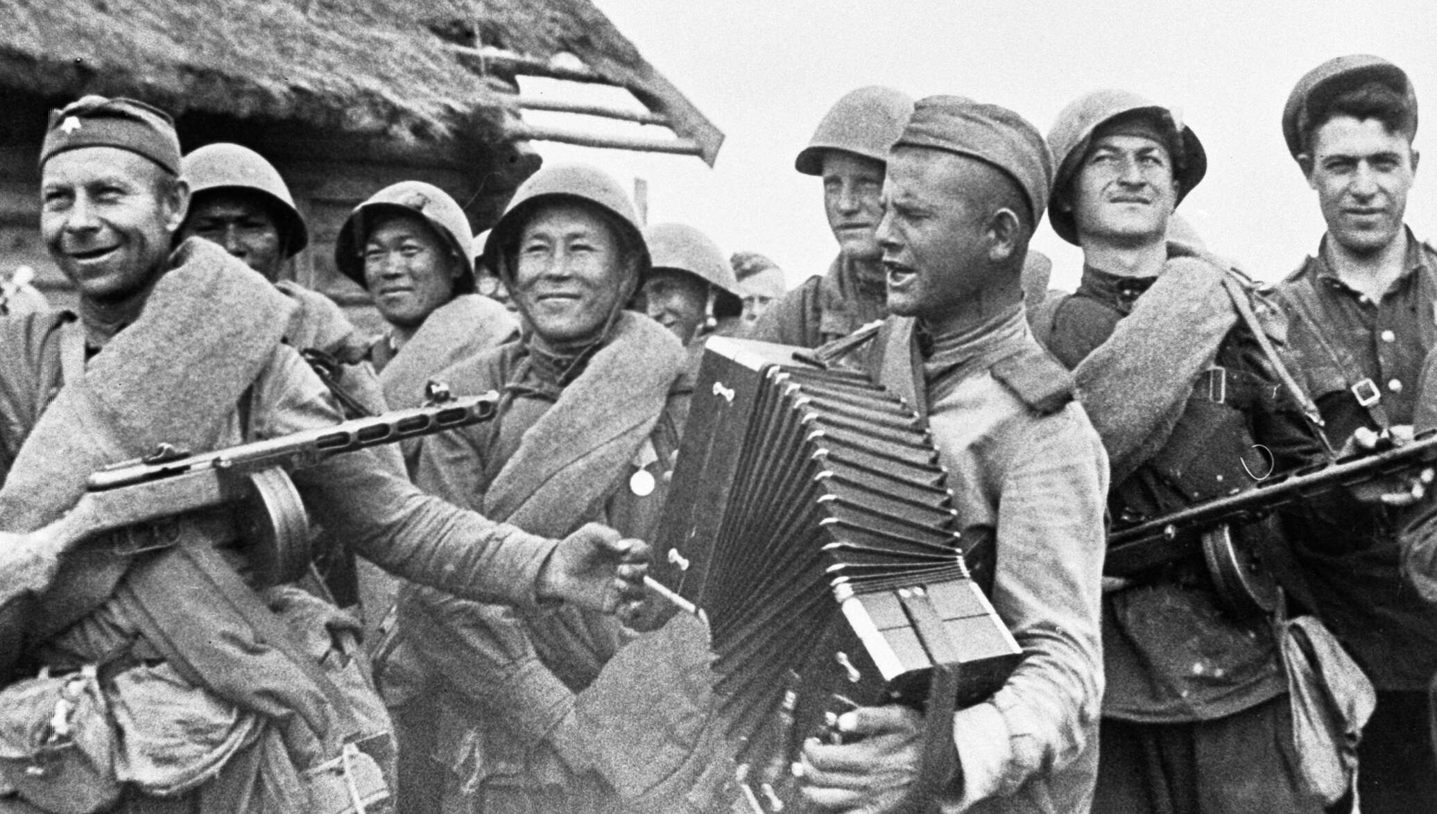 Песни 1945 года список. Советский солдат. Солдаты Великой Отечественной войны. Солдат с гармонью. Советские солдаты поют.
