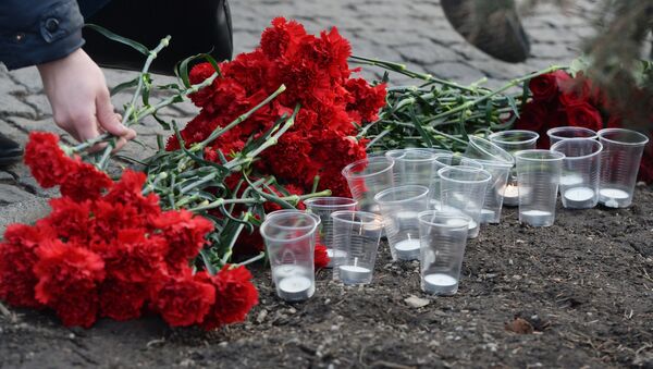 Москвичи скорбят по погибшим в авиакатастрофе на юге Франции