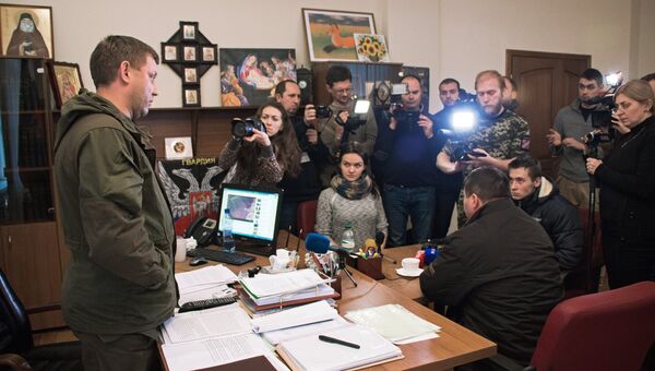 Глава ДНР А.Захарченко передал родителям украинского солдата