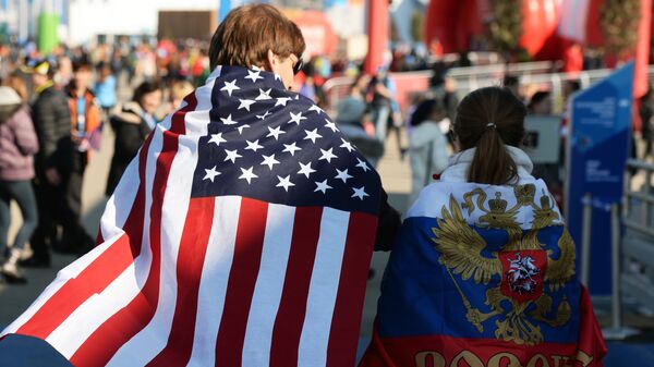 Люди в флагах России и США