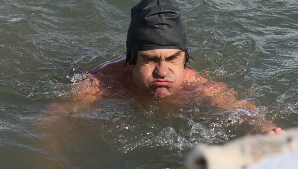 Соревнования по плаванию в ледяной воде в Бердском заливе