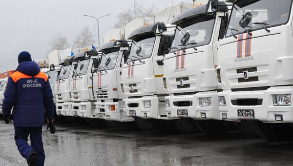 Подготовка гуманитарного конвоя для юго-востока Украины