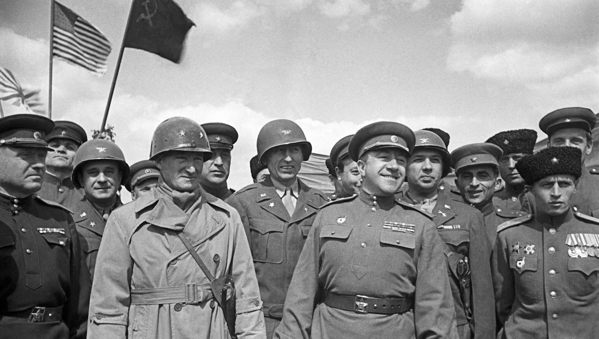 25 апреля 1945 г. Встреча советских и американских войск на Эльбе в 1945. Встреча союзников на Эльбе (25 апреля 1945 г.).. Вторая мировая встреча на Эльбе. Встреча войск союзников на Эльбе.