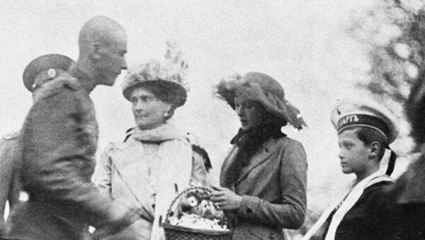 Императрица Александра Фёдоровна с дочерью и царевичем Алексеем на празднике Белого цветка