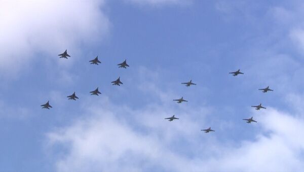 Самолеты выстроились в небе цифрой 70 на репетиции Парада Победы в Алабино