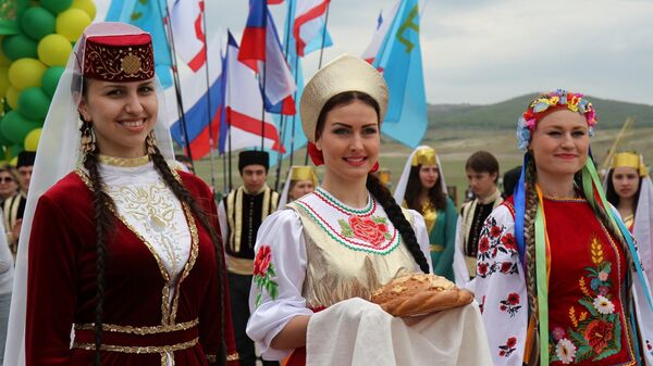 Девушки-представительницы разных народов, проживающих в Крыму