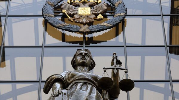 Статуя Фемиды на фасаде здания верховного суда РФ в Москве.