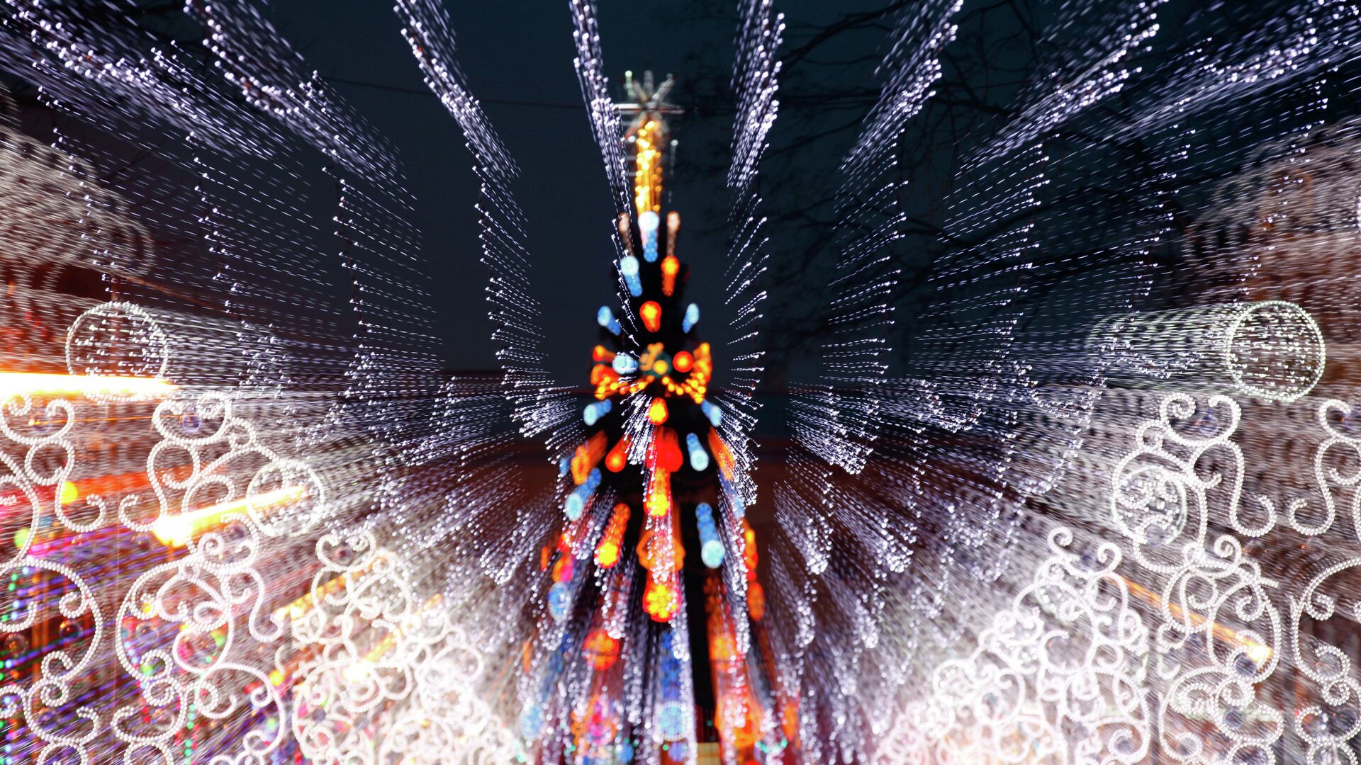 Новогодняя елка и иллюминация в городе - РИА Новости, 1920, 01.01.2024