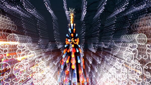 Новогодняя елка и иллюминация в городе. Архивное фото