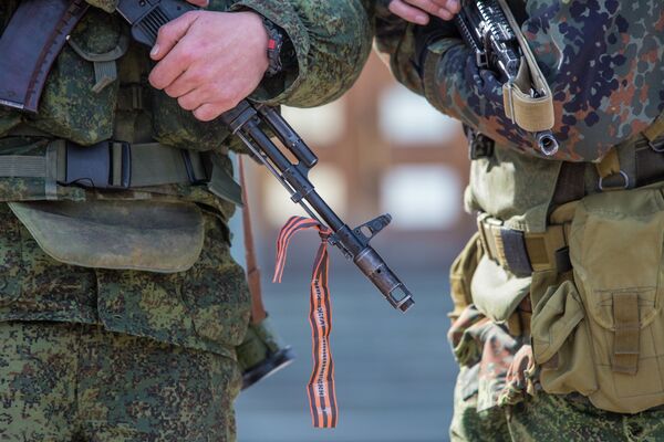 Военные у здания Верховного совета Крыма Военные у здания Верховного совета Крыма